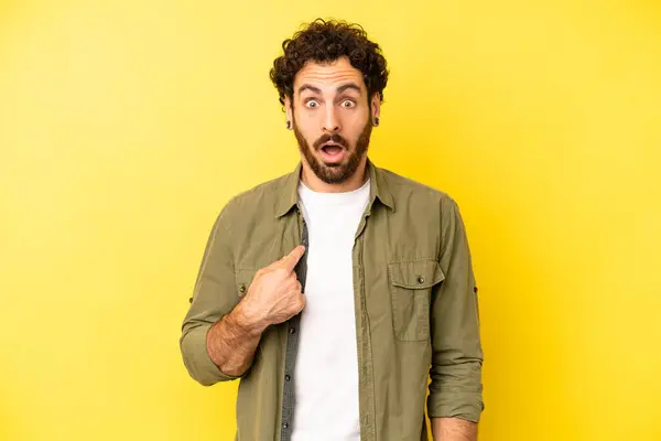 Young Bearded Man Looking Shocked Surprised Mouth Wide Open Pointing — Stock Photo, Image