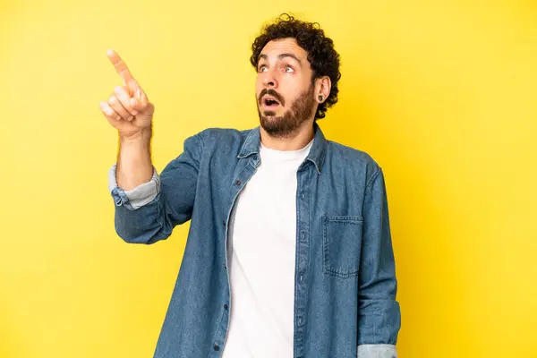 Young Bearded Man Feeling Shocked Surprised Pointing Looking Upwards Awe — Stock Photo, Image