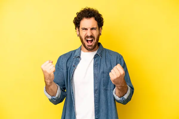 Jonge Bebaarde Man Schreeuwen Agressief Met Een Boze Uitdrukking Met — Stockfoto