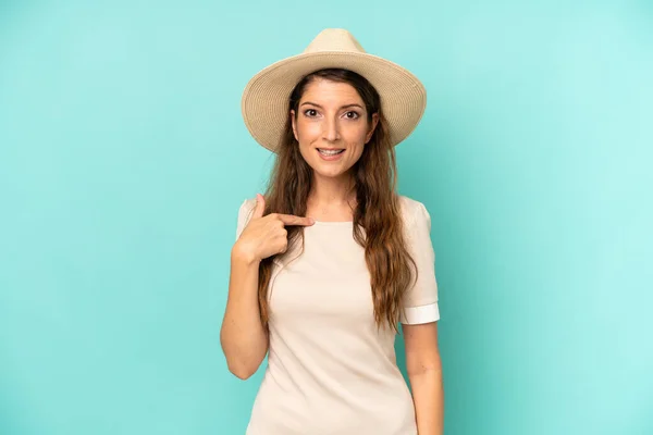 Jong Volwassen Mooie Vrouw Zoek Gelukkig Trots Verrast Vrolijk Wijzend — Stockfoto