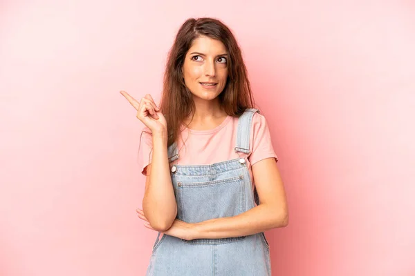 Joven Adulta Bonita Mujer Sonriendo Felizmente Mirando Hacia Los Lados — Foto de Stock