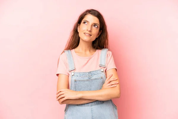 Junge Erwachsene Hübsche Frau Die Sich Glücklich Stolz Und Hoffnungsvoll — Stockfoto