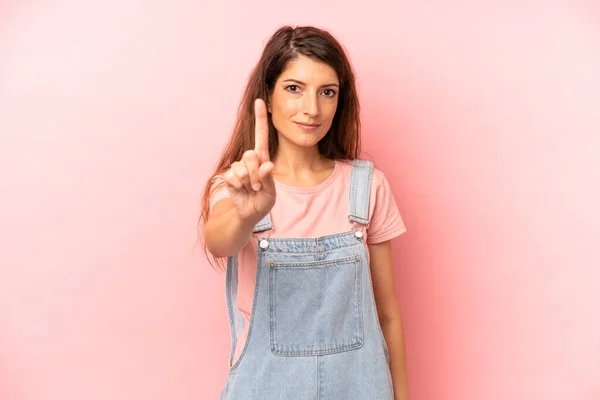 Giovane Donna Bella Adulta Sorridente Orgogliosamente Con Fiducia Rendendo Numero — Foto Stock