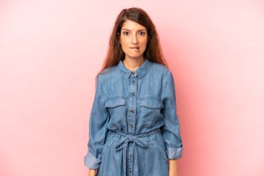 Genç ve güzel bir kadın, hangi seçeneği seçeceğine karar veremediğini düşünüyor. Sorunu çözmeye çalışıyor.