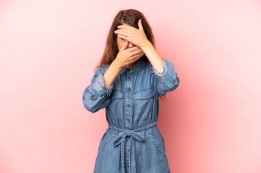 Genç ve güzel bir kadın kameraya hayır diyen iki eliyle yüzünü kapatıyor! Resimler reddediliyor ya da yasaklanıyor