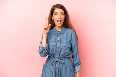 Genç ve güzel bir kadın bir fikri fark ettikten sonra mutlu ve heyecanlı bir dahi gibi hissediyor, neşeli bir şekilde parmağını kaldırıyor, eureka!