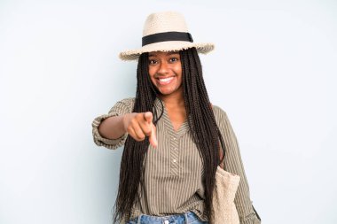 Siyah, güzel bir kadın seni seçen kamerayı işaret ediyor. yaz konsepti