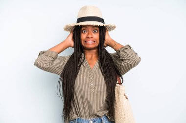 Siyah güzel bir kadın stresli, endişeli ya da korkmuş hissediyor, elleri başının üstünde. yaz konsepti