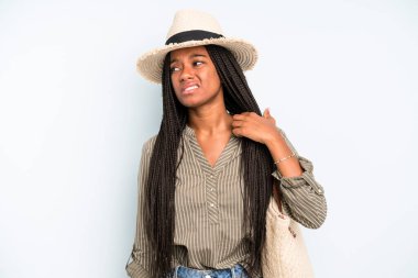 Siyah güzel kadın stresli, endişeli, yorgun ve hayal kırıklığına uğramış hissediyor. yaz konsepti