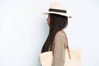 Profil görünümlü siyah güzel kadın hayal mi kuruyor, hayal mi kuruyor yoksa hayal mi kuruyor? yaz konsepti