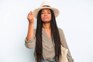 Siyah, güzel bir kadın kapiş ya da para hareketi yapıyor, sana ödemeni söylüyor. yaz konsepti