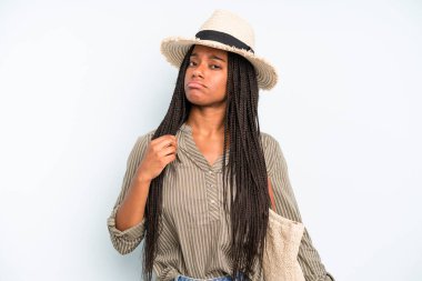 Siyah güzel kadın kibirli, başarılı, pozitif ve gururlu görünüyor. yaz konsepti