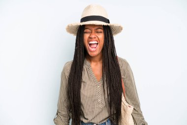 Siyah, güzel bir kadın agresif bir şekilde bağırıyor, çok kızgın görünüyor. yaz konsepti