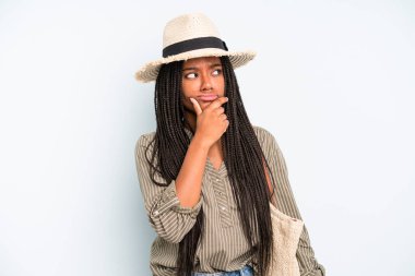 Siyahi güzel kadın düşünüyor, kuşkulu ve şaşkın hissediyor. yaz konsepti