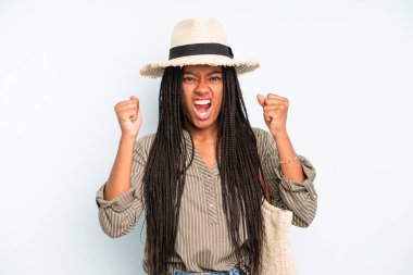 Siyah, güzel bir kadın kızgın bir ifadeyle agresif bir şekilde bağırıyor. yaz konsepti