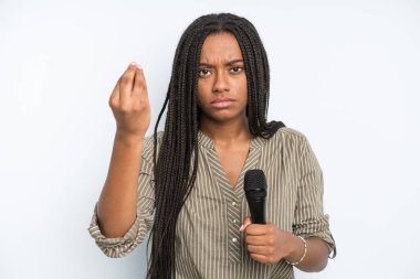 Siyah, güzel bir kadın kapiş ya da para hareketi yapıyor, sana ödemeni söylüyor. Mikrofonlu şarkıcı