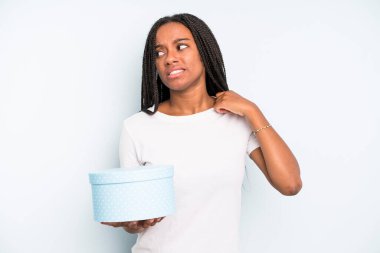 Siyah güzel kadın stresli, endişeli, yorgun ve hayal kırıklığına uğramış hissediyor. hediye kutusu konsepti