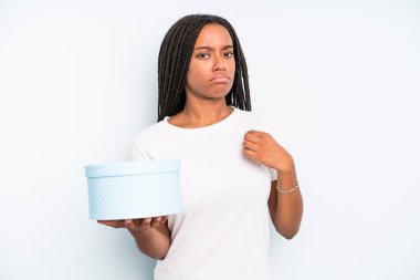 Siyah güzel kadın kibirli, başarılı, pozitif ve gururlu görünüyor. hediye kutusu konsepti