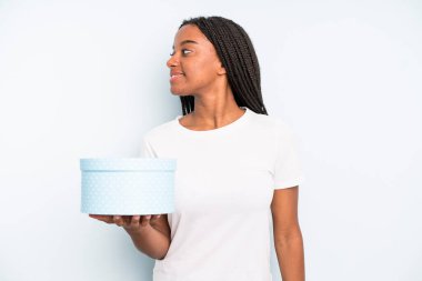 Profil görünümlü siyah güzel kadın hayal mi kuruyor, hayal mi kuruyor yoksa hayal mi kuruyor? hediye kutusu konsepti