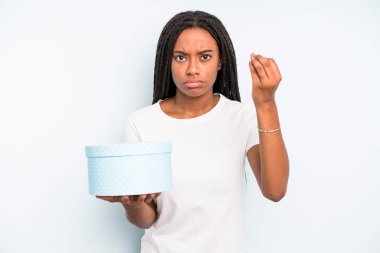 Siyah, güzel bir kadın kapiş ya da para hareketi yapıyor, sana ödemeni söylüyor. hediye kutusu konsepti