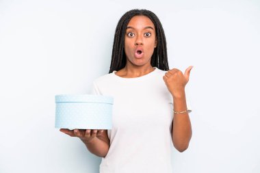 Siyahi, güzel bir kadın inançsızlığa şaşırmış görünüyor. hediye kutusu konsepti