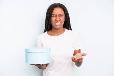 Siyah, güzel bir kadın sinirli, sinirli ve sinirli görünüyor. hediye kutusu konsepti