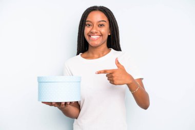 Siyah, güzel bir kadın heyecanlı ve şaşırmış görünüyor. hediye kutusu konsepti