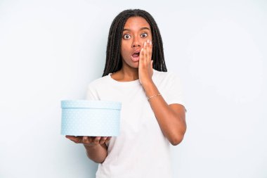 Siyah güzel kadın şok olmuş ve korkmuş hissediyor. hediye kutusu konsepti