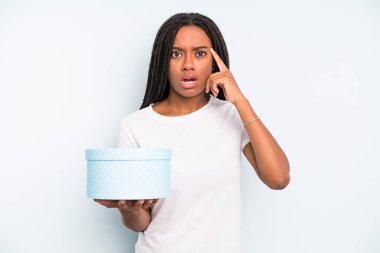 Siyah güzel kadın şaşırmış görünüyor, yeni bir düşünce, fikir ya da konsept fark ediyor. hediye kutusu konsepti