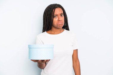 Siyah, güzel bir kadın üzgün ve mızmızlanıyor. Mutsuz bir bakışı var ve ağlıyor. hediye kutusu konsepti