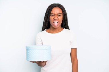 Siyah, güzel bir kadın iğreniyor, sinirleniyor ve dilini çıkarıyor. hediye kutusu konsepti