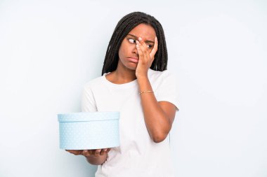 Siyahi, güzel bir kadın bıkkın, bıkkın ve yorucu bir geceden sonra uykulu hissediyor. hediye kutusu konsepti