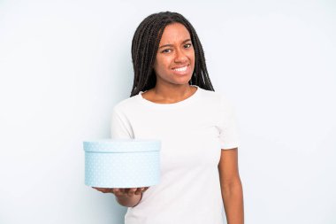 Siyah güzel kadın şaşkın ve şaşkın hissediyor. hediye kutusu konsepti