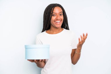 Siyah, güzel bir kadın kendini mutlu hissediyor. Bir çözüm ya da fikir bulduğuna şaşırıyor. hediye kutusu konsepti