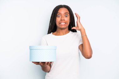 Siyah, güzel bir kadın ellerini havaya kaldırarak çığlık atıyor. hediye kutusu konsepti