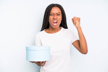 Siyah, güzel bir kadın kızgın bir ifadeyle agresif bir şekilde bağırıyor. hediye kutusu konsepti