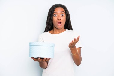 Siyah güzel bir kadın son derece şaşırmış ve şok olmuş hissediyor. hediye kutusu konsepti