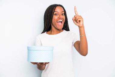 siyah güzel bir kadın bir fikri fark ettikten sonra mutlu ve heyecanlı bir dahi gibi hissediyor. hediye kutusu konsepti