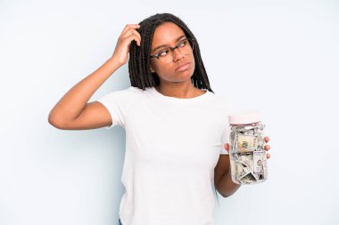 Siyah güzel kadın mutlu bir şekilde gülümsüyor ve hayal kuruyor ya da şüphe ediyor. kaydetme kavramı