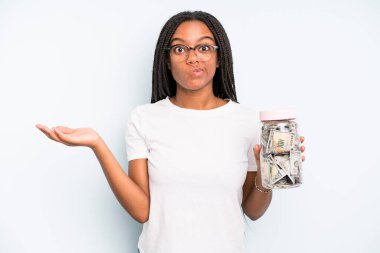 Siyah güzel kadın şaşkın, şaşkın ve şüpheci hissediyor. kaydetme kavramı