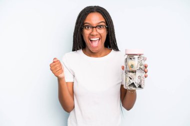 Siyahi güzel bir kadın şokta, gülüyor ve başarıyı kutluyor. kaydetme kavramı