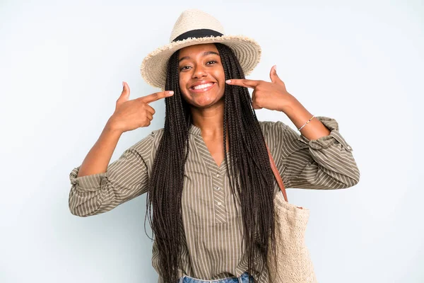 Siyahi, güzel bir kadın, kendine güvenerek gülümsüyor. yaz konsepti