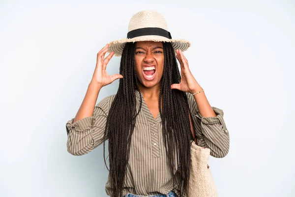 Siyah, güzel bir kadın ellerini havaya kaldırarak çığlık atıyor. yaz konsepti