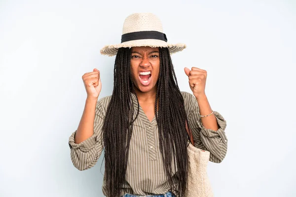 Siyah, güzel bir kadın kızgın bir ifadeyle agresif bir şekilde bağırıyor. yaz konsepti