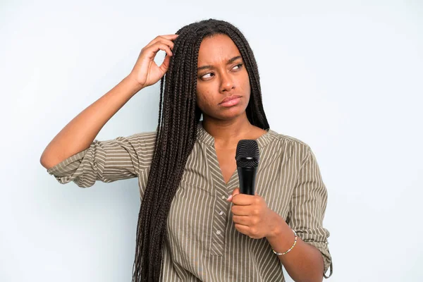 Negro Bonita Mujer Sintiéndose Desconcertado Confundido Arañando Cabeza Cantante Con —  Fotos de Stock