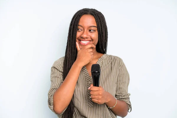 Mujer Bonita Negro Sonriendo Con Una Expresión Feliz Segura Con —  Fotos de Stock