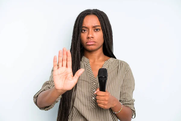Czarny Ładna Kobieta Patrząc Poważnie Pokazując Otwartą Dłoń Stop Gest — Zdjęcie stockowe