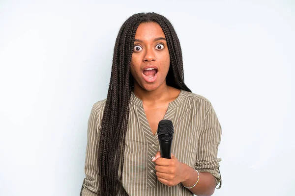 Mujer Bonita Negro Mirando Muy Sorprendido Sorprendido Cantante Con Micrófono —  Fotos de Stock