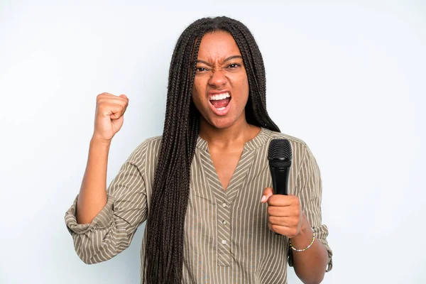 Mujer Bonita Negro Gritando Agresivamente Con Una Expresión Enojo Cantante —  Fotos de Stock