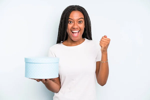 Black Pretty Woman Feeling Shocked Laughing Celebrating Success Gift Box — Stock Photo, Image